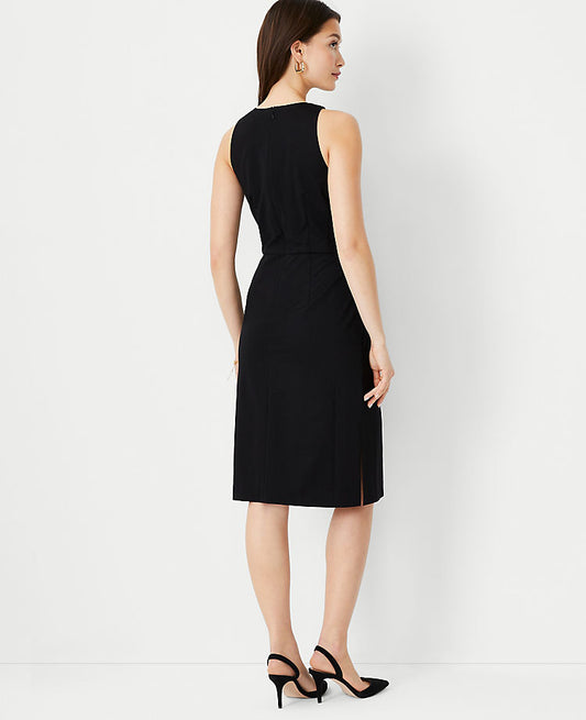 Robe en maille à épaules découpées et taille à nouer