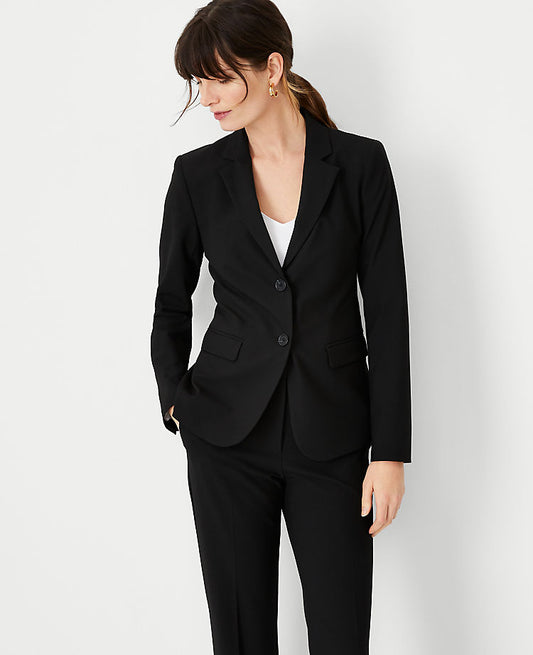 Le blazer à revers crantés et deux boutons en tissu stretch toutes saisons