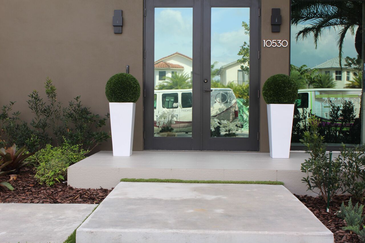 20″ Topiary with Medium Beau Fiberglass Vase