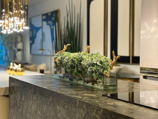 Jardinière en verre moderne Casa avec hortensias et bois flotté