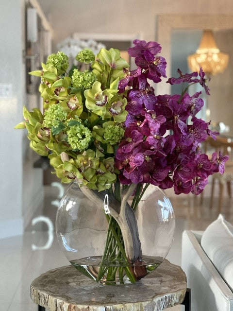 Vase Lune avec Hortensias Boule de Neige Verts, Cymbidiums Verts et Orchidées Vanda Fuchsia