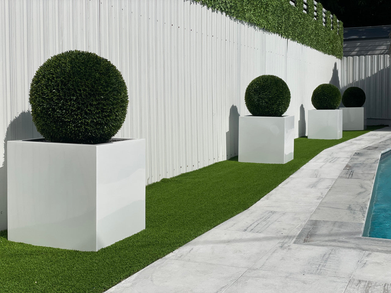 Jardinière en fibre de verre grand bloc avec topiaire de 20 po (1 en stock)