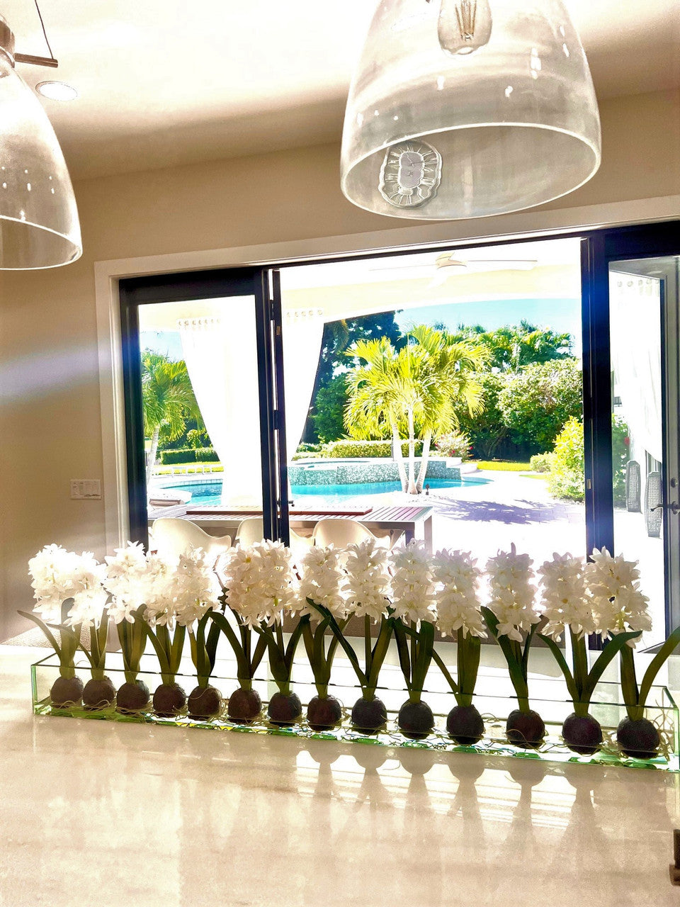 Jardinière de 48 po Casa Moderna en verre avec jacinthes blanches
