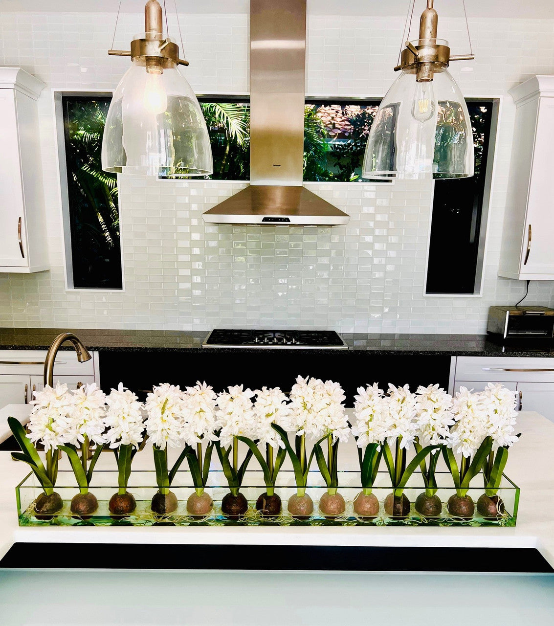 Jardinière de 48 po Casa Moderna en verre avec jacinthes blanches