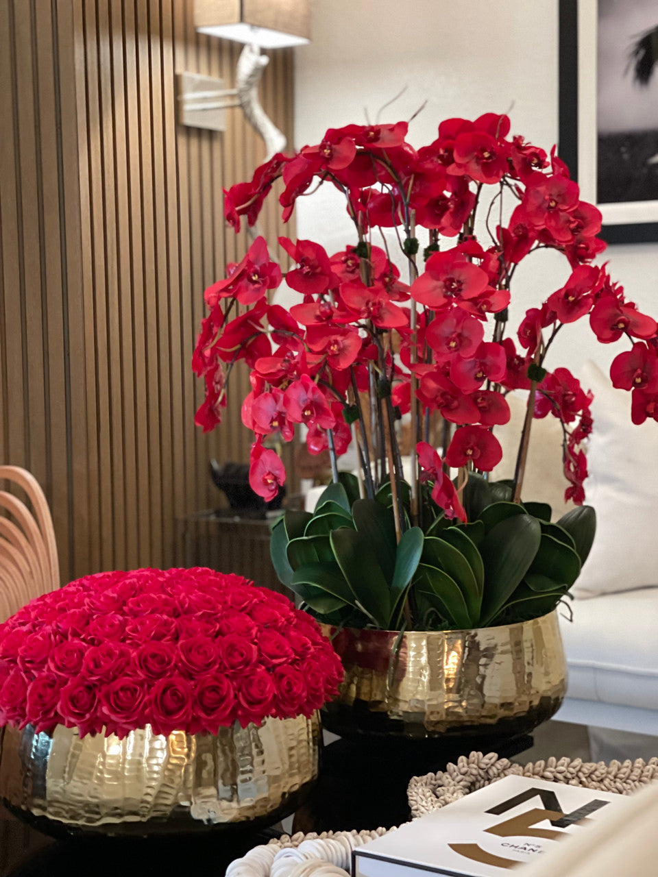 Composition florale d'orchidées Phalaenopsis rouges dans un grand pot doré