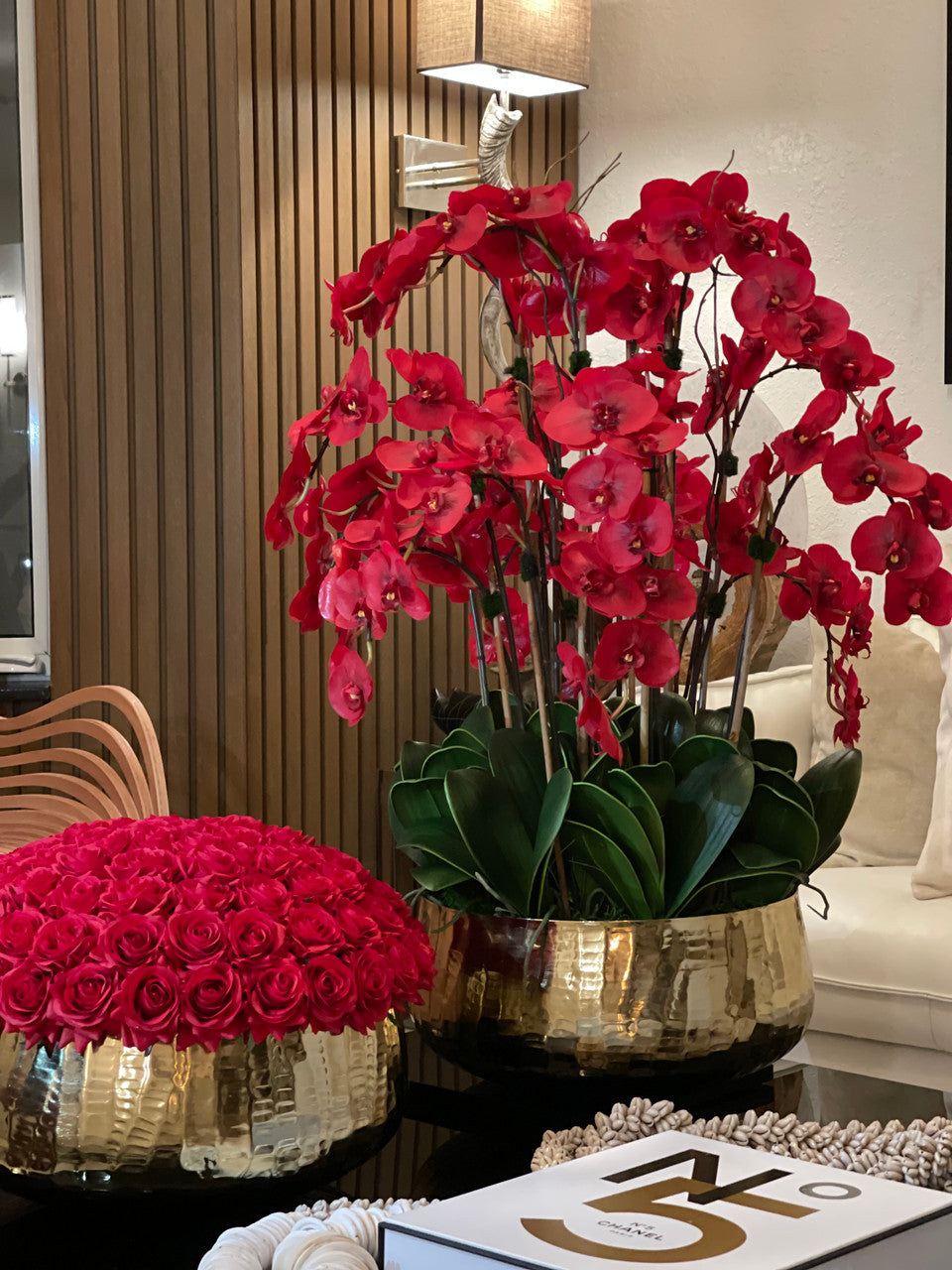 Composition florale d'orchidées Phalaenopsis rouges dans un grand pot doré