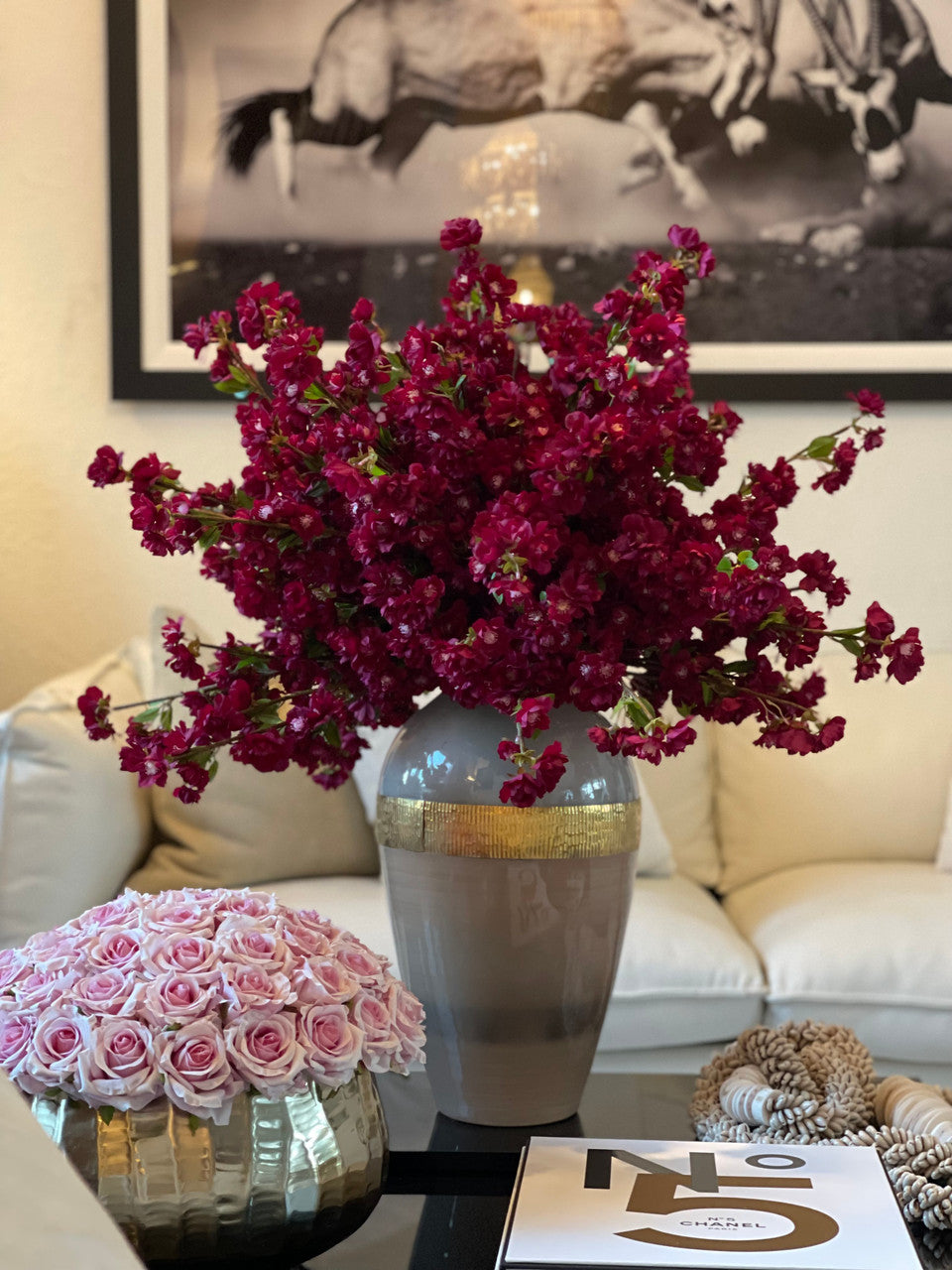 Vase Déesse avec fleurs de cerisier bordeaux