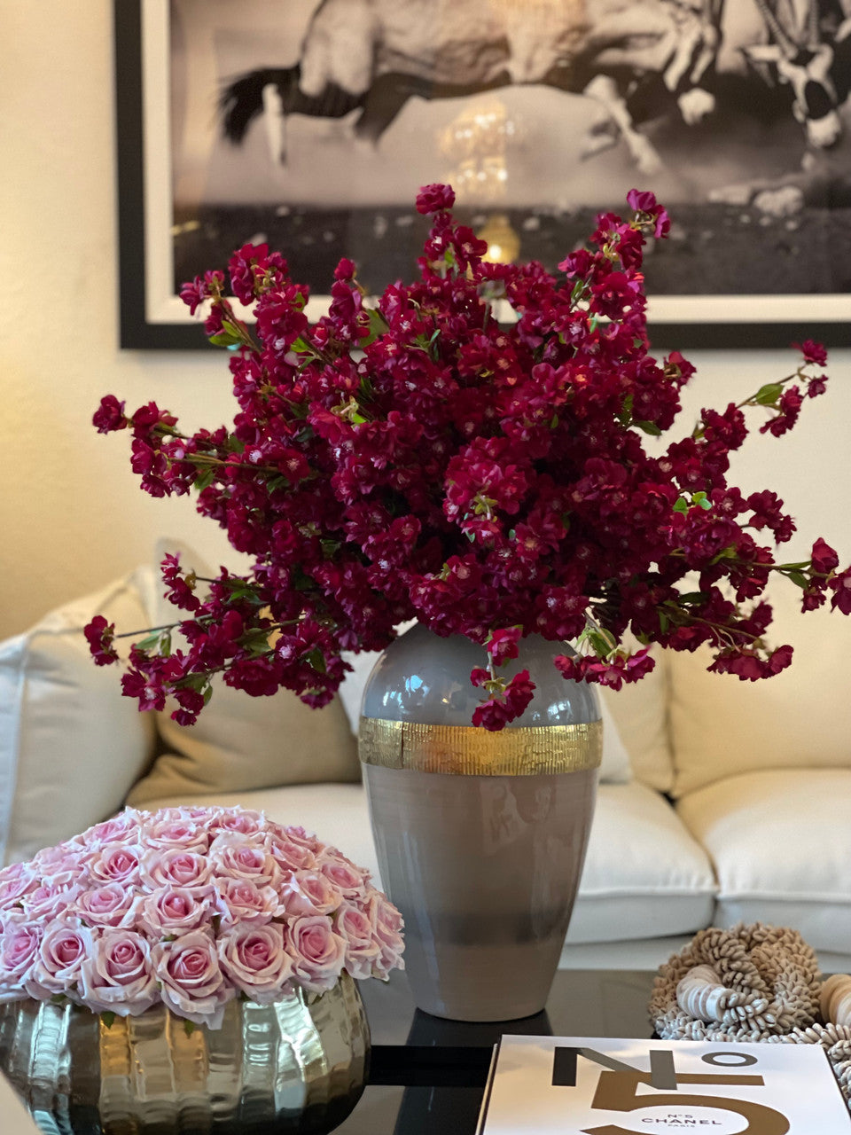 Vase Déesse avec fleurs de cerisier bordeaux