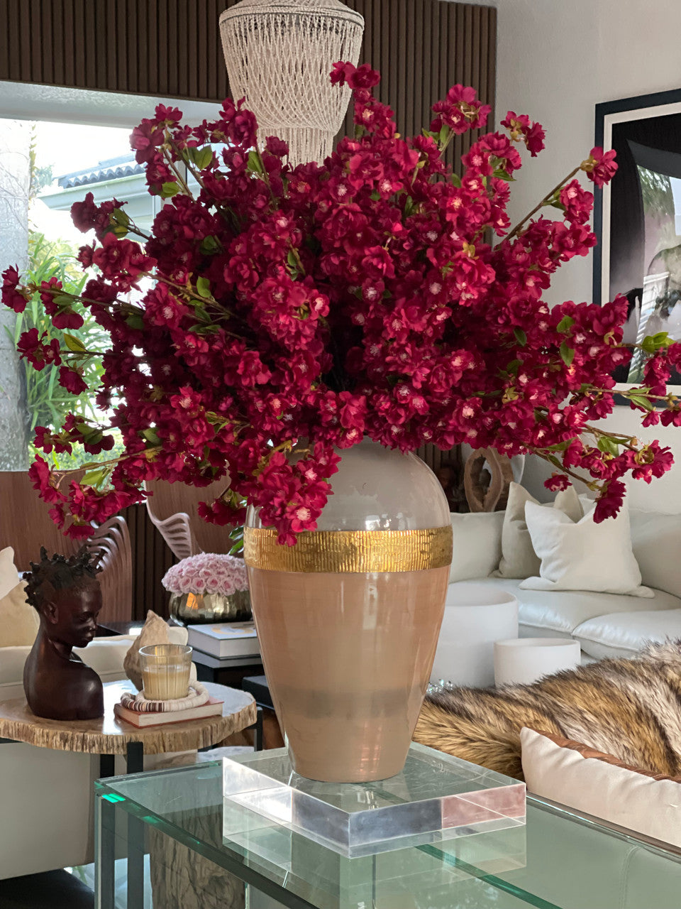 Vase Déesse avec fleurs de cerisier bordeaux