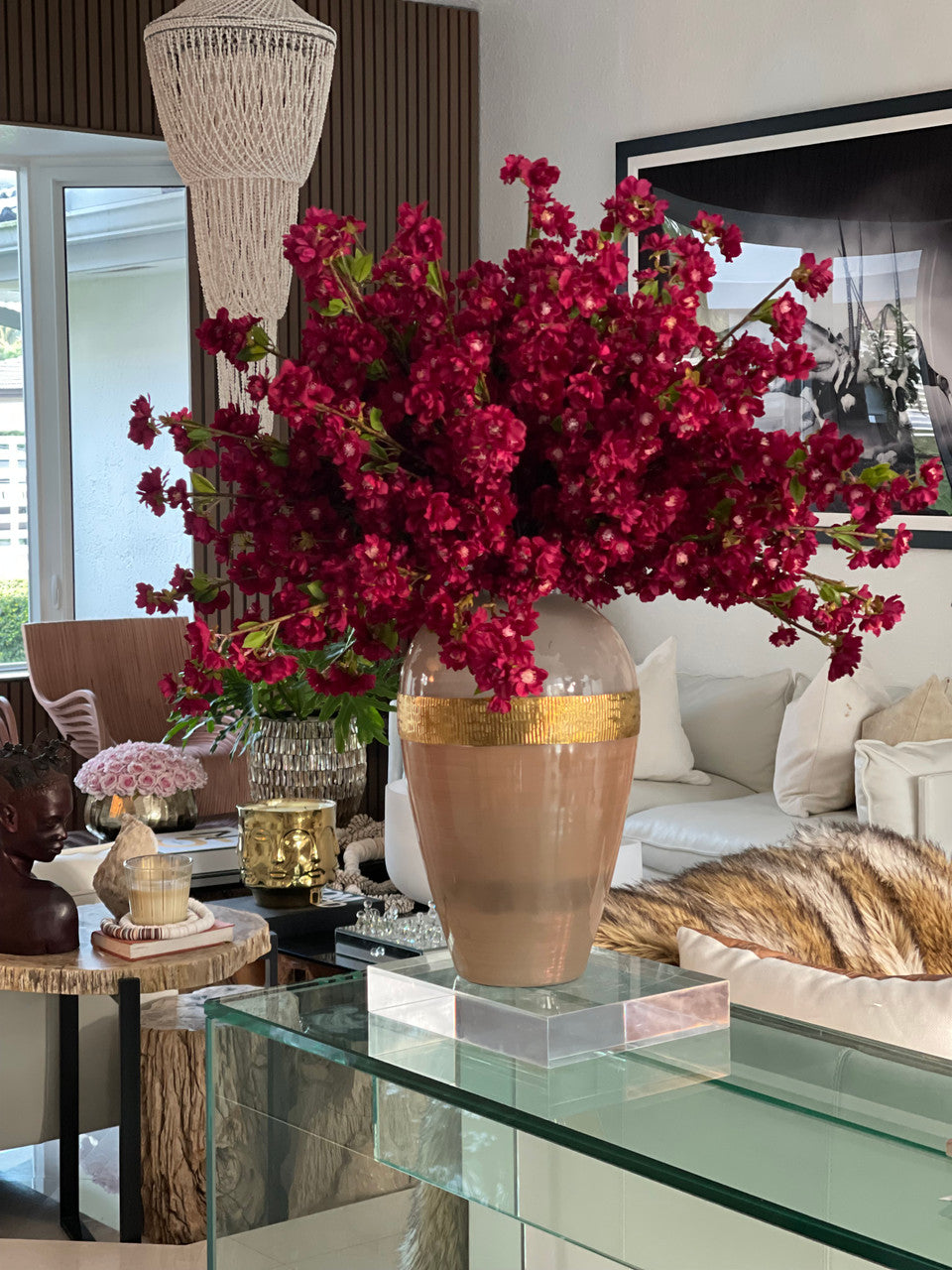 Vase Déesse avec fleurs de cerisier bordeaux