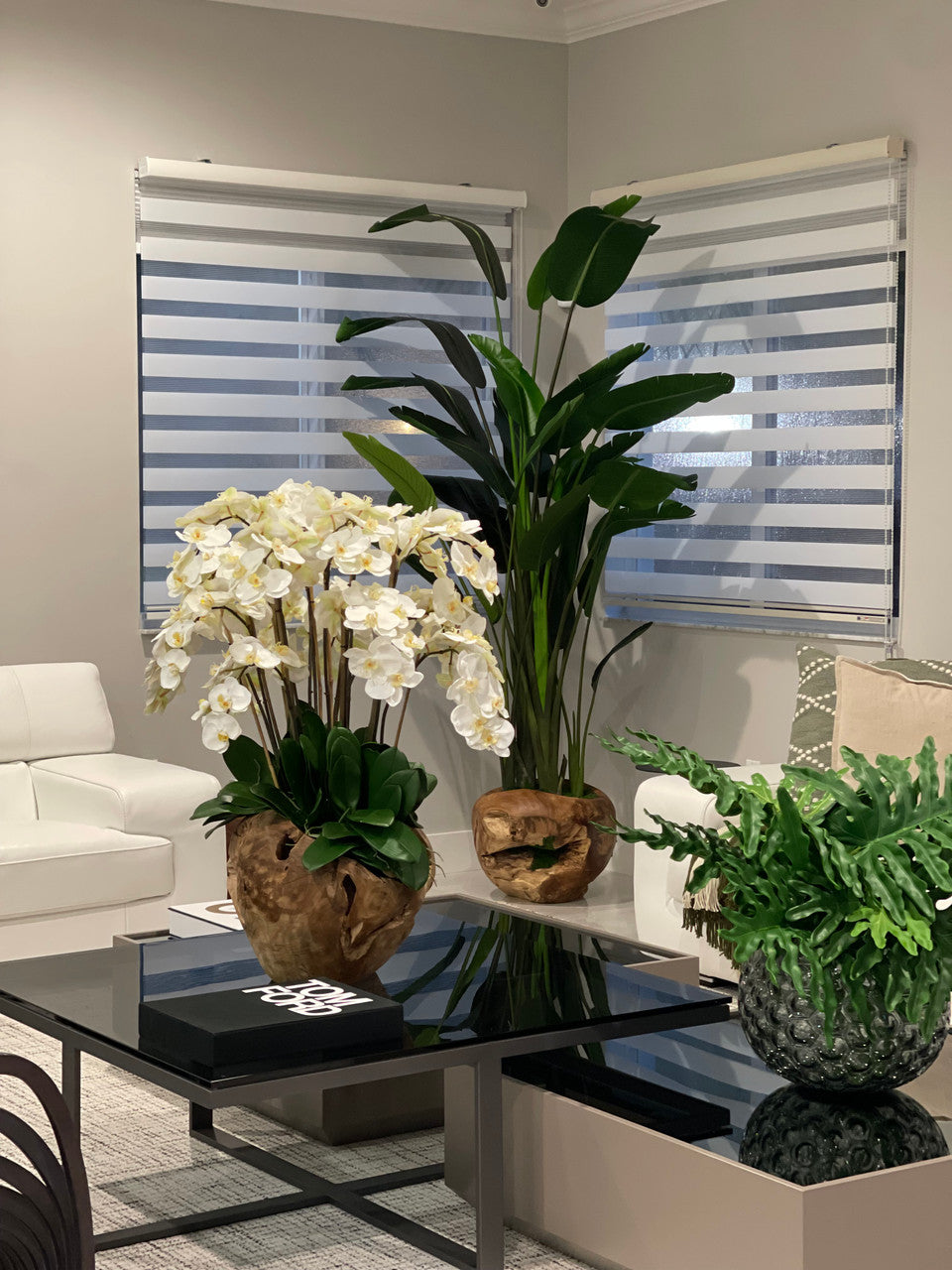 Grand bol rustique en teck avec orchidées blanches en cascade