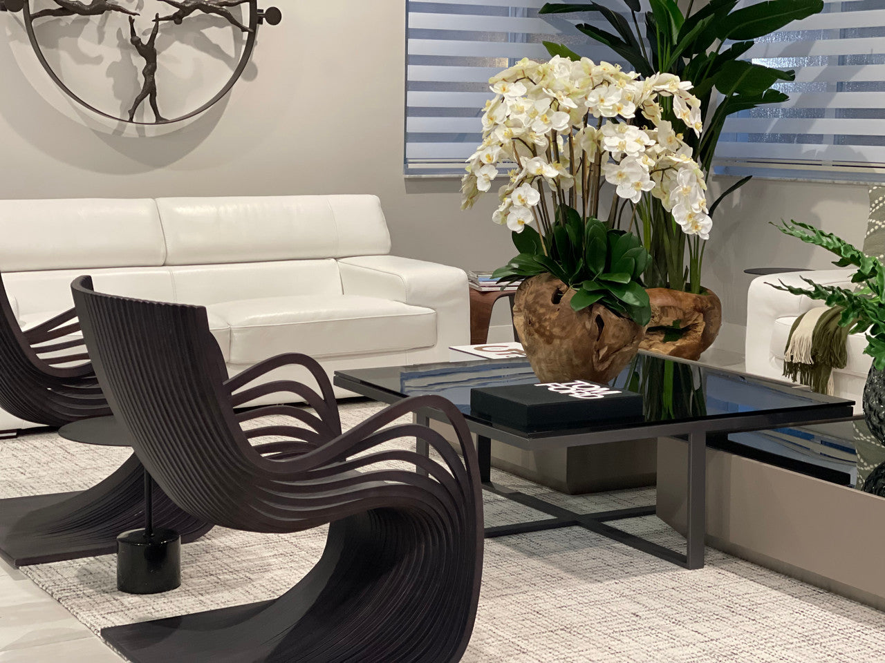 Grand bol rustique en teck avec orchidées blanches en cascade