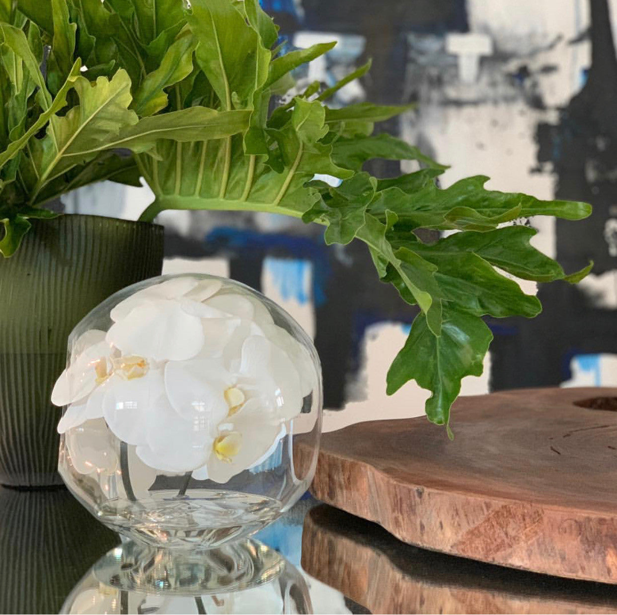 Vase 10″ Crosswinds avec orchidées blanches