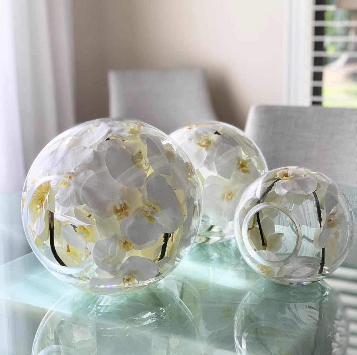 Vase 12″ Crosswinds avec orchidées blanches (Rupture de stock)