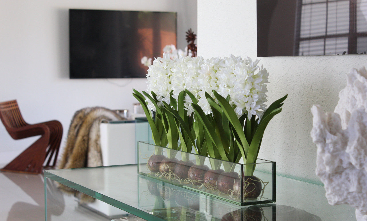 Jardinière Casa Moderna en verre de 36 po avec jacinthes blanches
