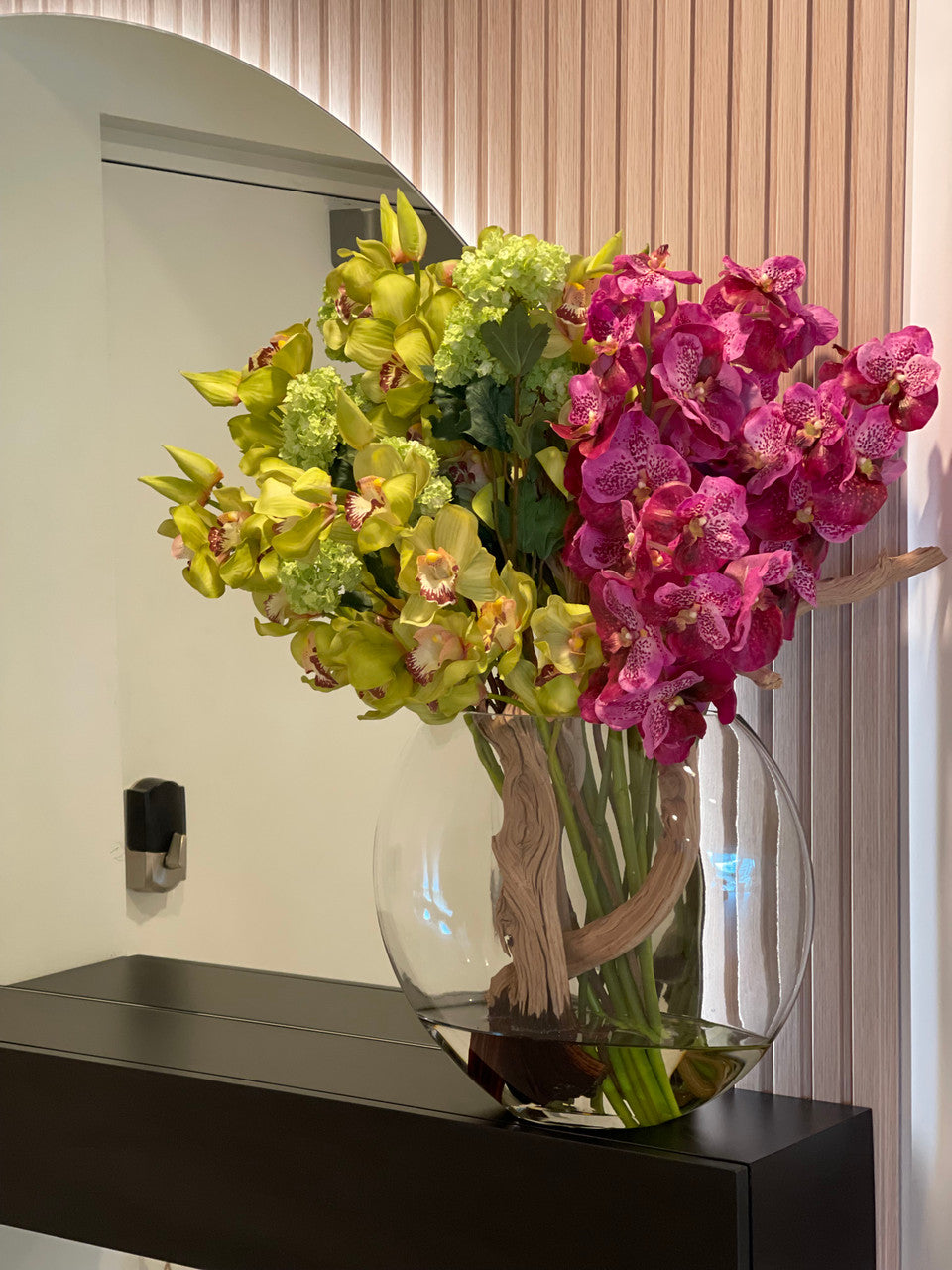Vase Lune avec Hortensias Boule de Neige Verts, Cymbidiums Verts et Orchidées Vanda Fuchsia