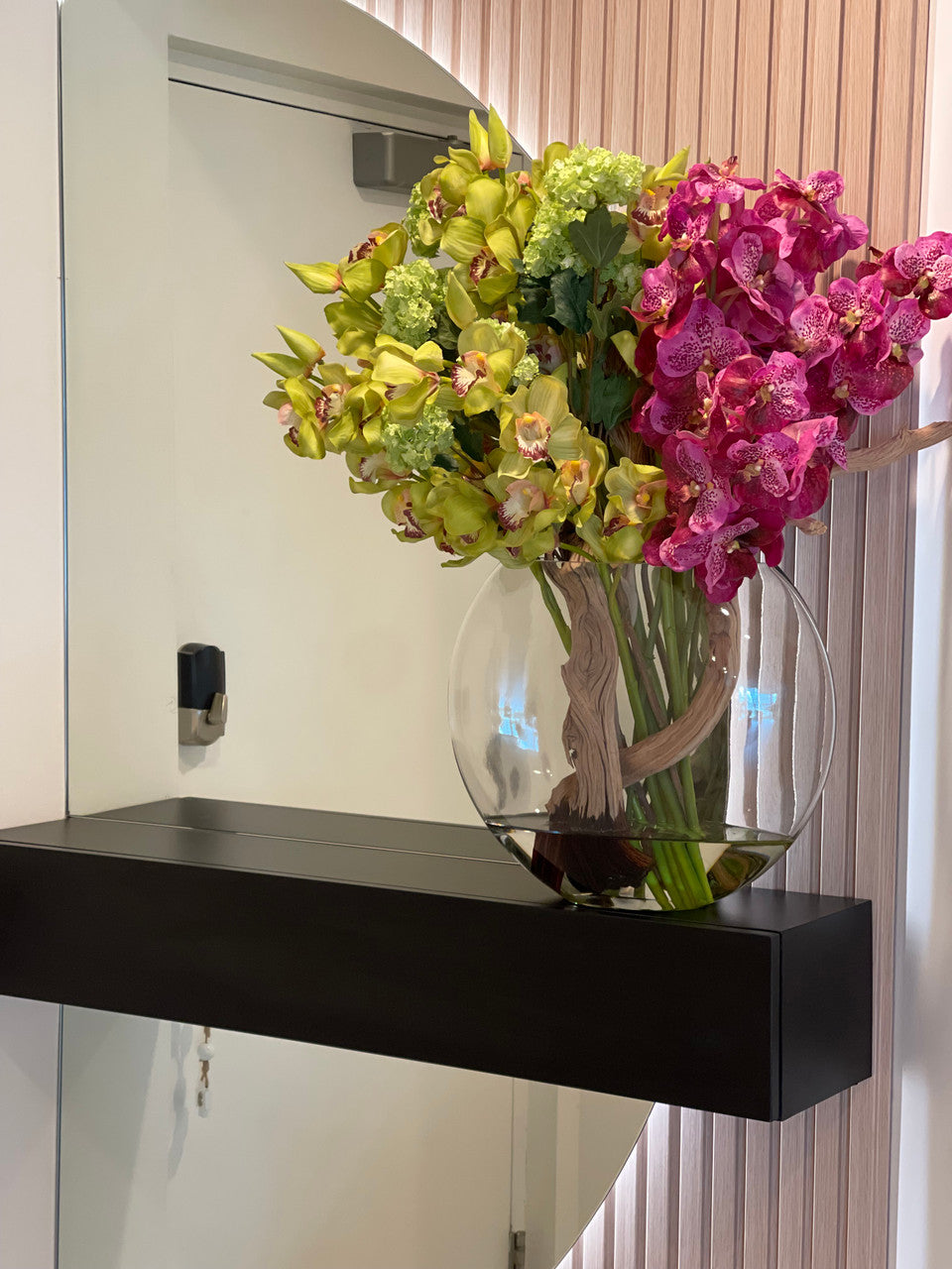 Vase Lune avec Hortensias Boule de Neige Verts, Cymbidiums Verts et Orchidées Vanda Fuchsia