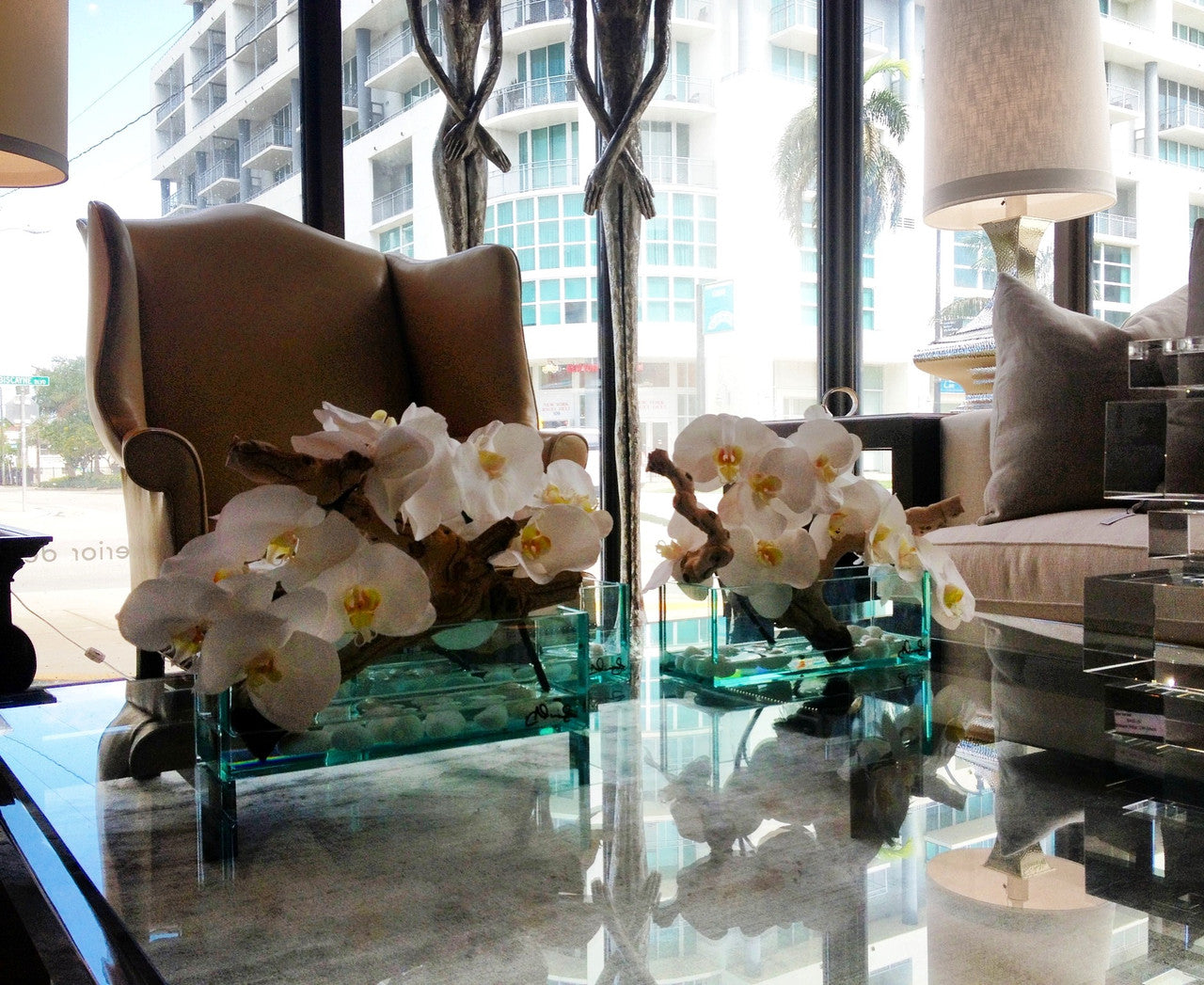 Planteur en verre Casa Moderna 12″ avec orchidées blanches