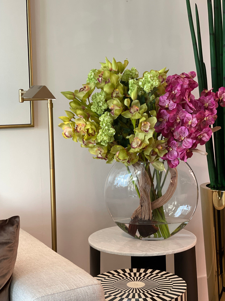Vase Lune avec Hortensias Boule de Neige Verts, Cymbidiums Verts et Orchidées Vanda Fuchsia