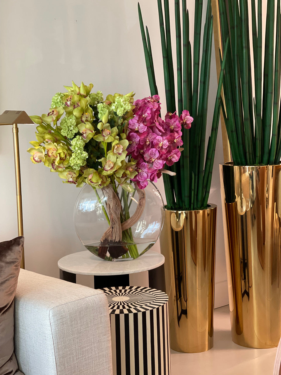 Vase Lune avec Hortensias Boule de Neige Verts, Cymbidiums Verts et Orchidées Vanda Fuchsia