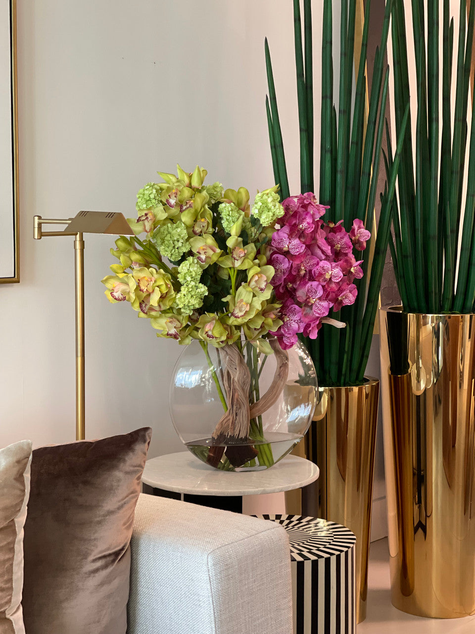 Vase Lune avec Hortensias Boule de Neige Verts, Cymbidiums Verts et Orchidées Vanda Fuchsia