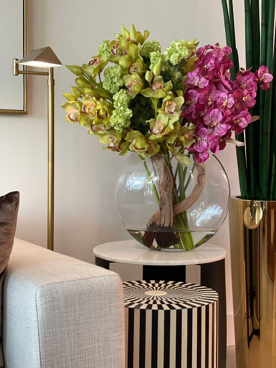 Vase Lune avec Hortensias Boule de Neige Verts, Cymbidiums Verts et Orchidées Vanda Fuchsia
