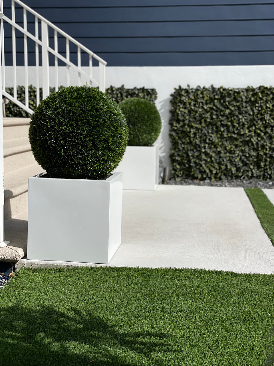 Jardinière en fibre de verre grand bloc avec topiaire de 20 po (1 en stock)