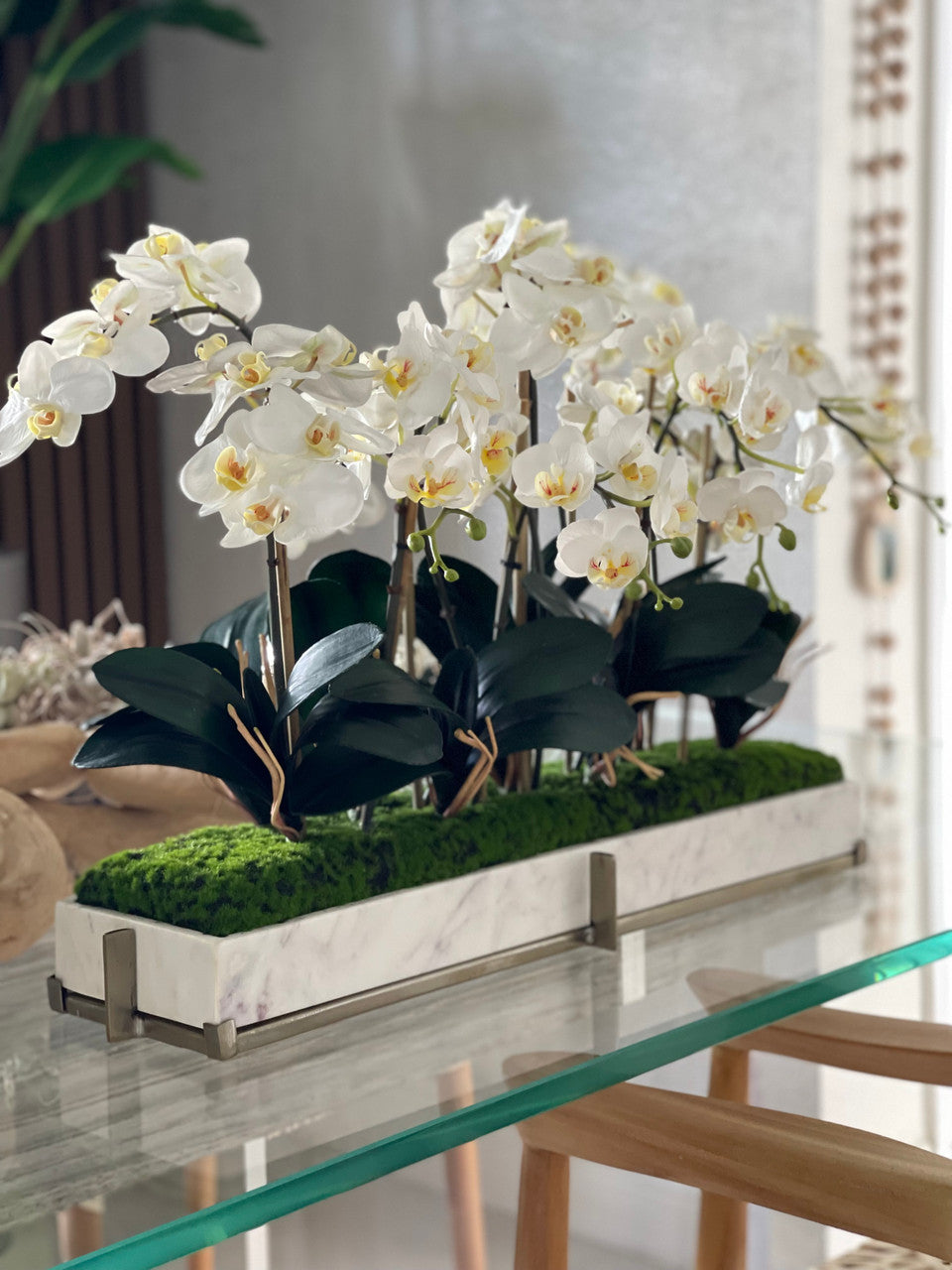Plateau en marbre sur support métallique avec jardinet d'orchidées mini-phalaenopsis