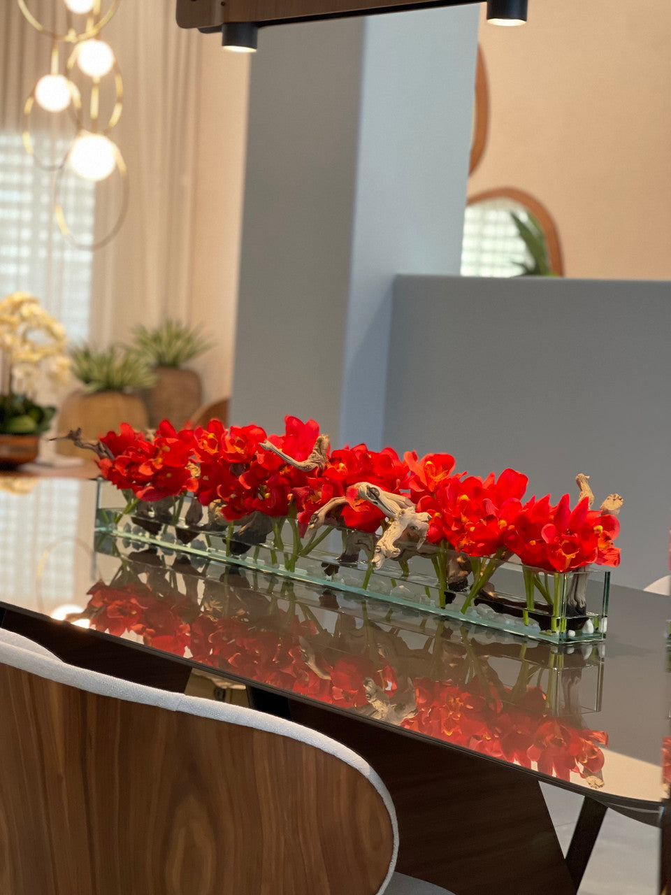 Jardinière en verre Casa Moderna 48″ avec orchidées Cymbidium rouges