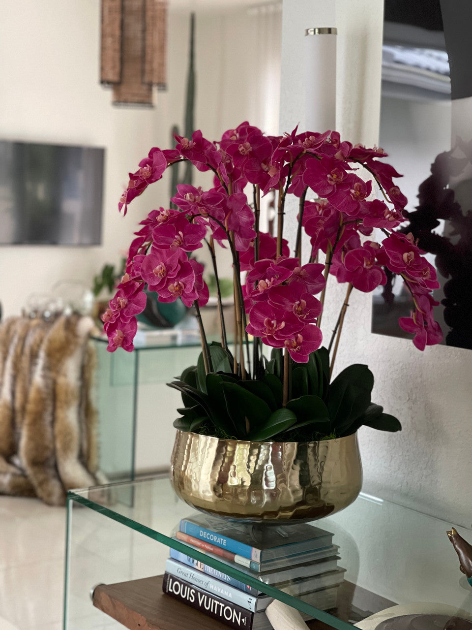 Composition florale d'orchidées Phalaenopsis roses dans un grand pot doré (rupture de stock)