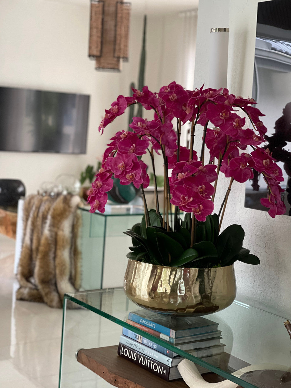 Composition florale d'orchidées Phalaenopsis roses dans un pot doré moyen