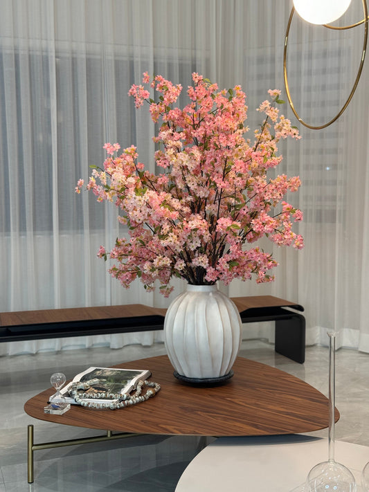 Vase Astoria avec fleurs de cerisier roses