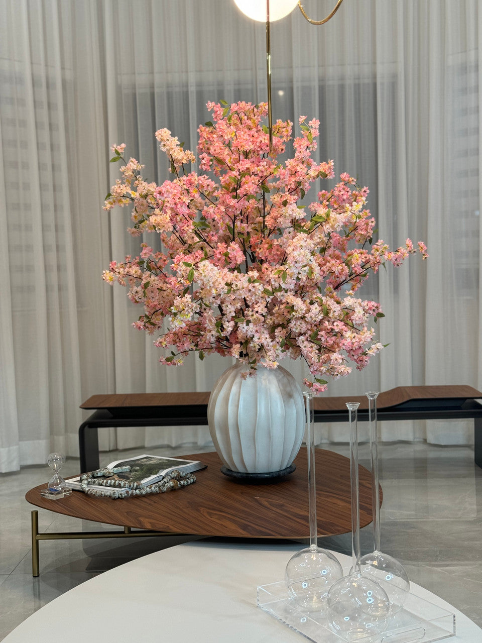 Vase Astoria avec fleurs de cerisier roses