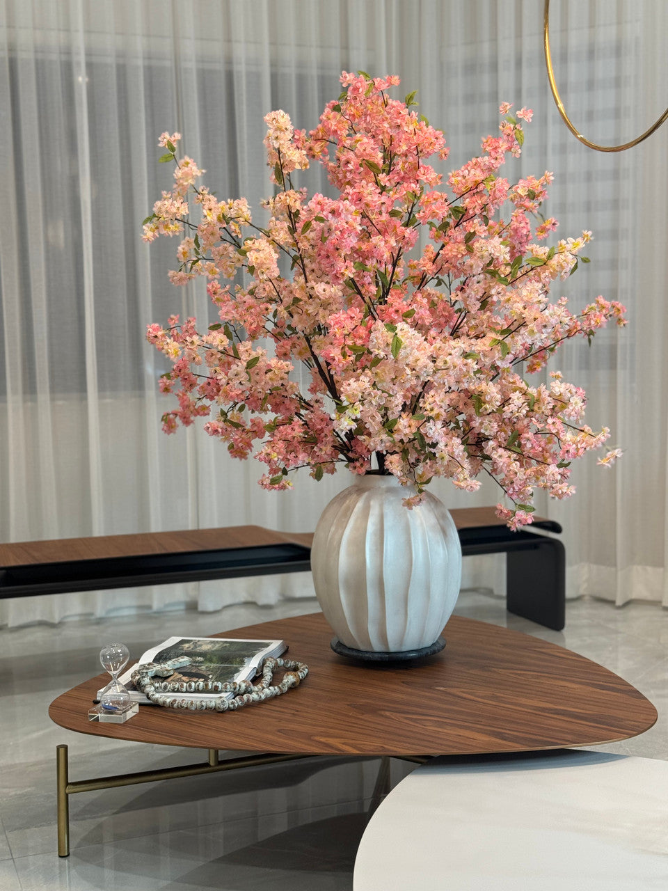Vase Astoria avec fleurs de cerisier roses