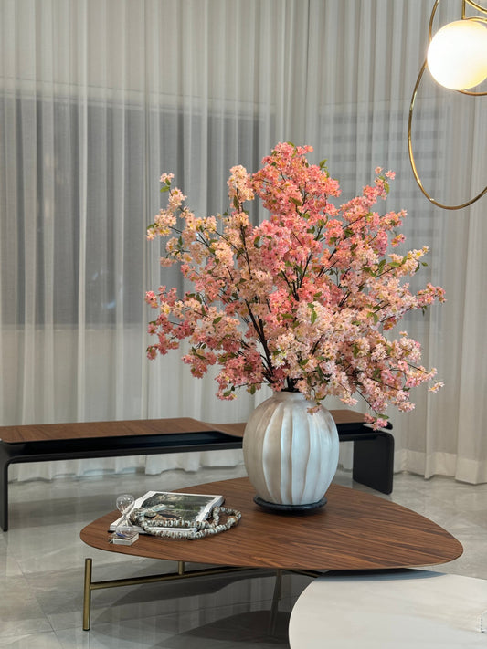 Vase Astoria avec fleurs de cerisier roses