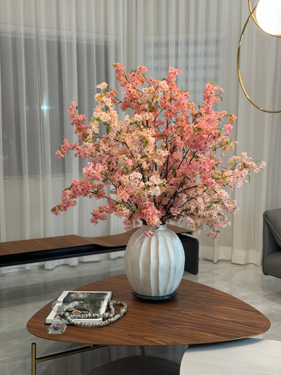 Vase Astoria avec fleurs de cerisier roses