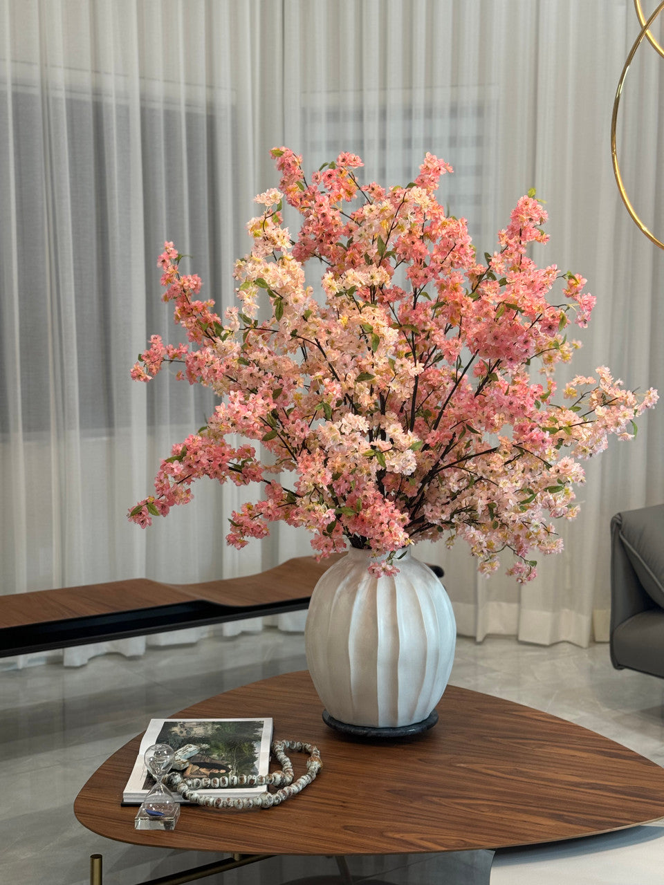 Vase Astoria avec fleurs de cerisier roses