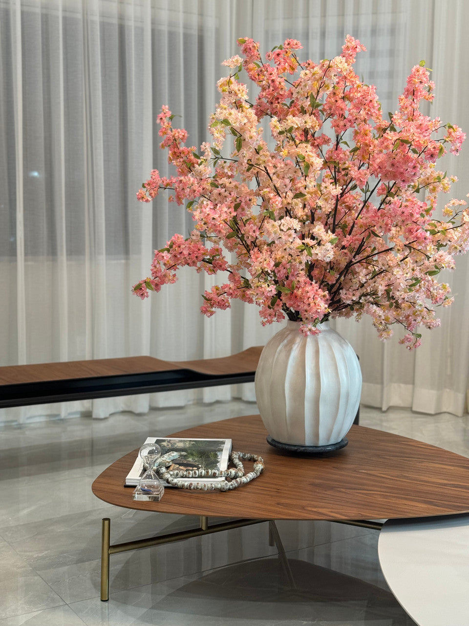 Vase Astoria avec fleurs de cerisier roses