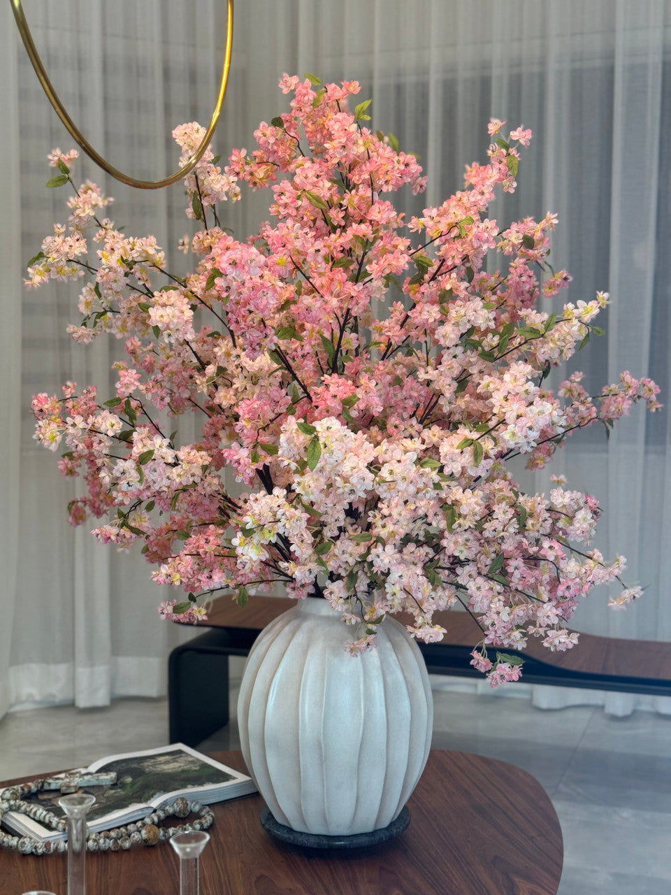 Vase Astoria avec fleurs de cerisier roses