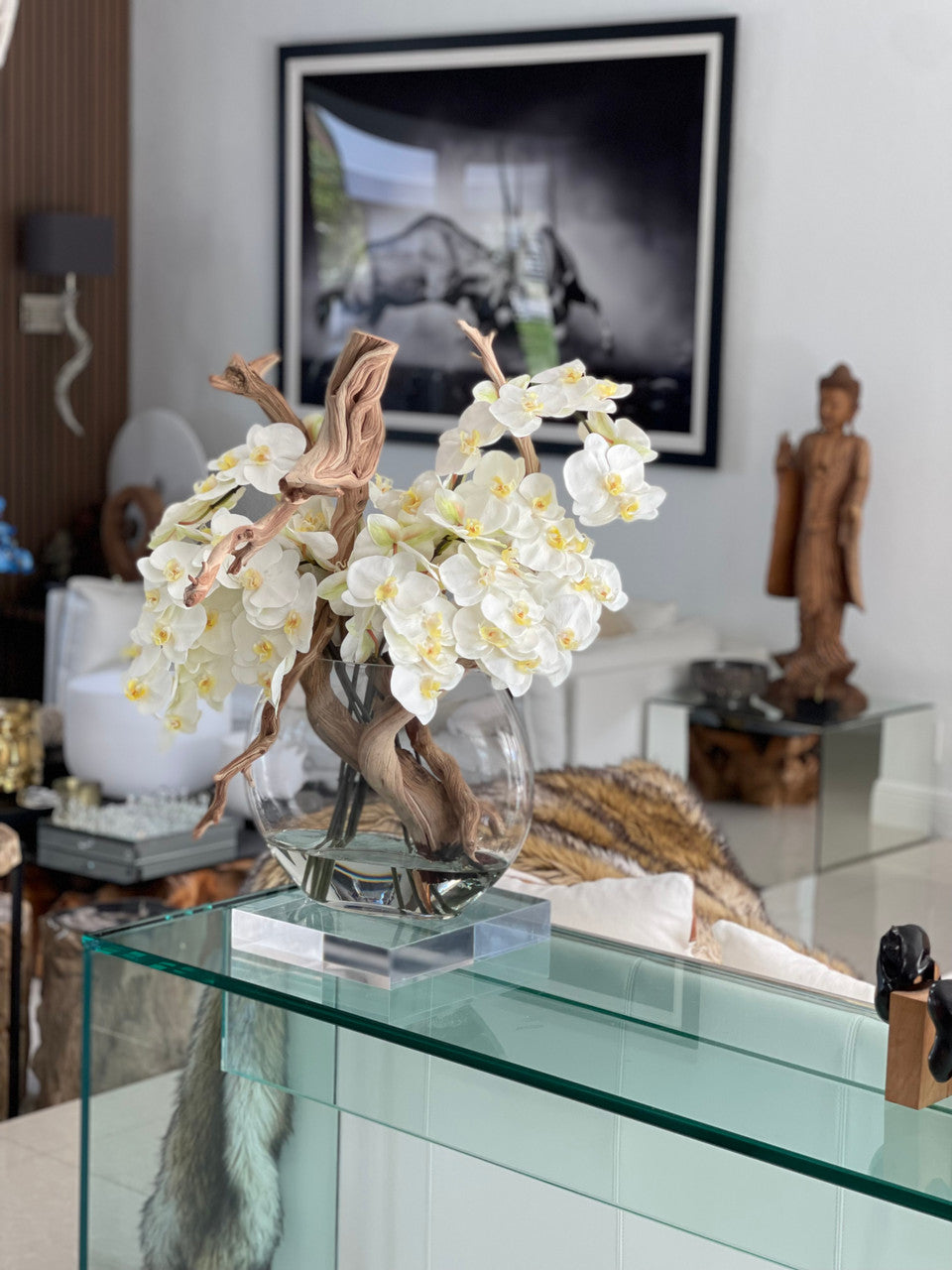 Vase Lune 16″ avec orchidées blanches