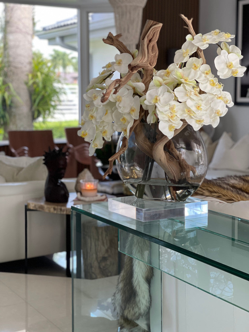 Vase Lune 16″ avec orchidées blanches
