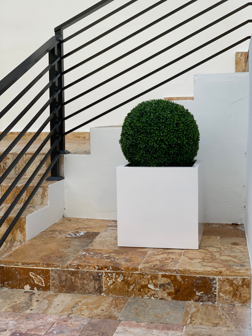 Jardinière en fibre de verre grand bloc avec topiaire de 20 po (1 en stock)