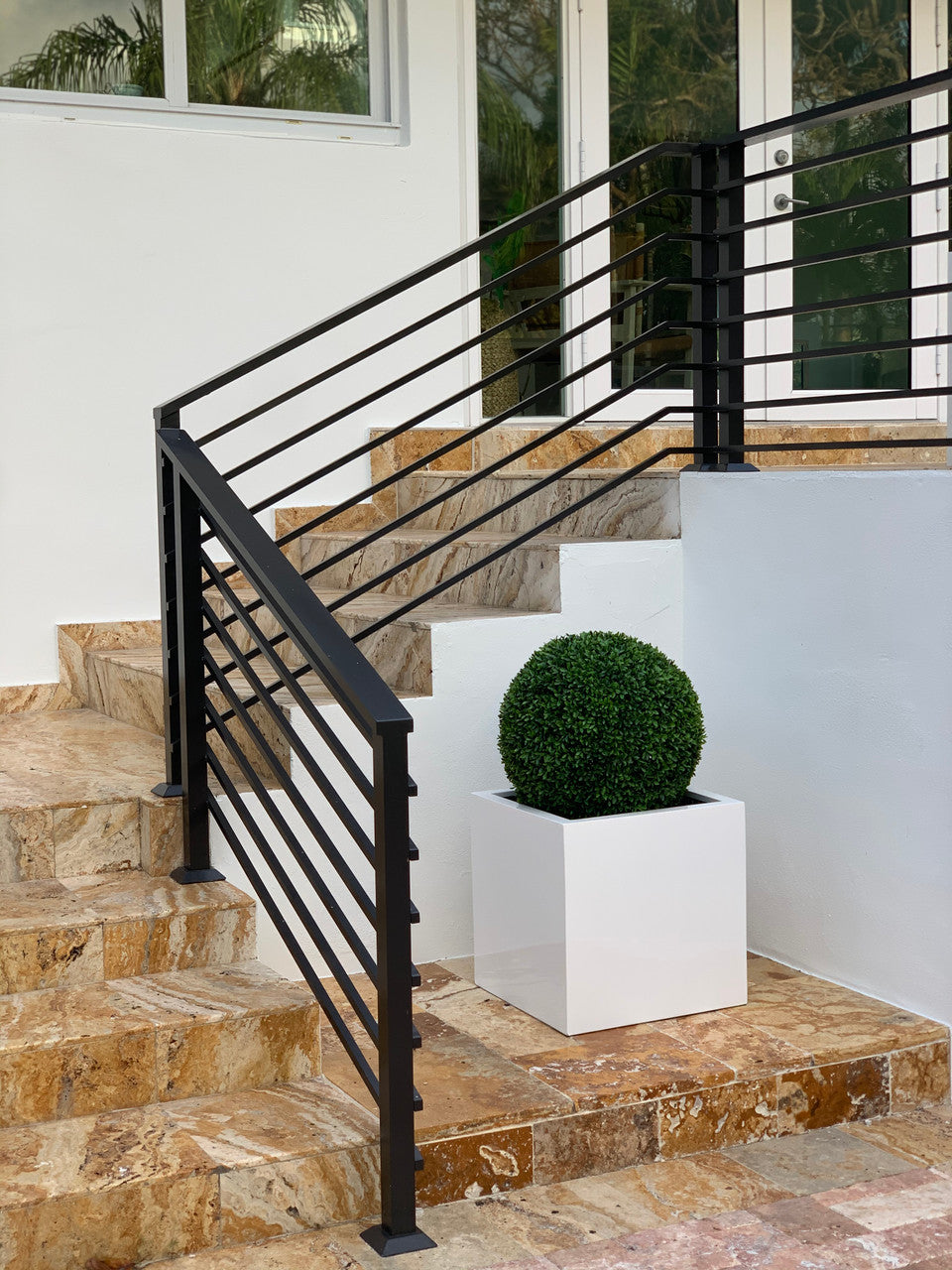 Jardinière en fibre de verre grand bloc avec topiaire de 20 po (1 en stock)