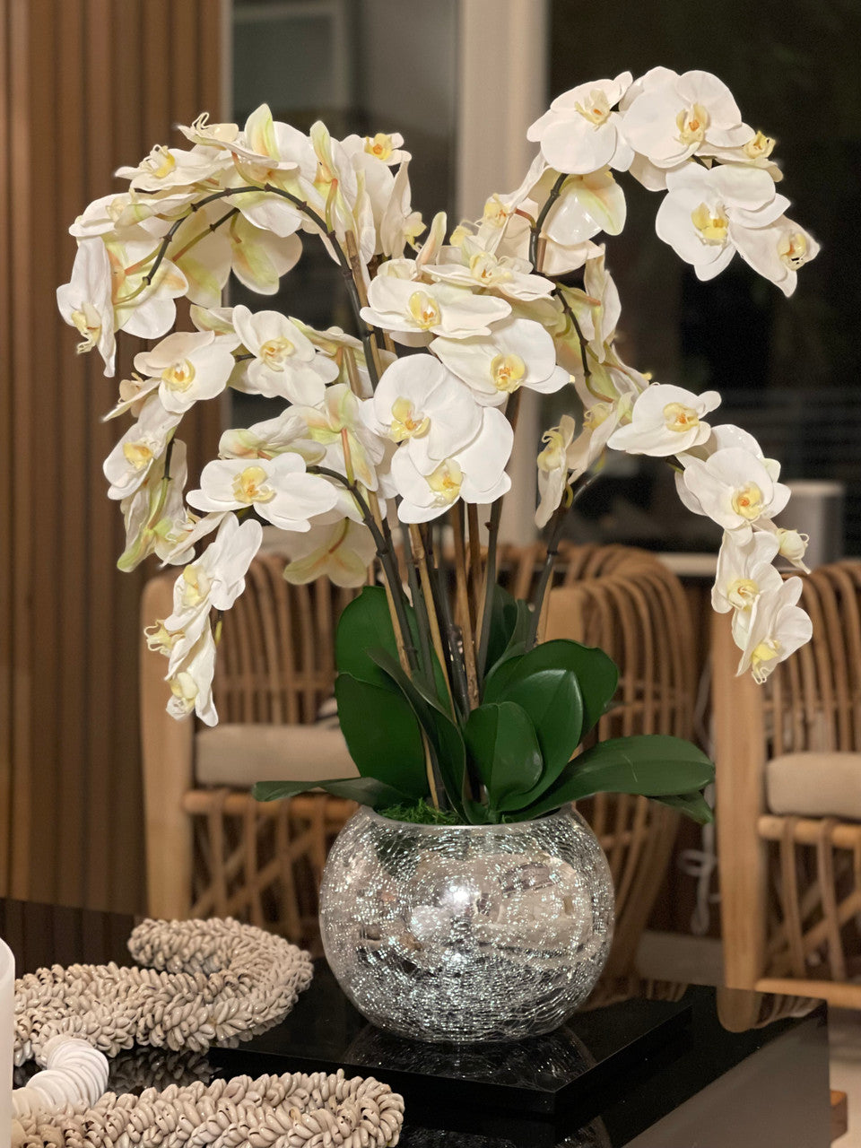 Orchidées dans un vase miroir craquelé