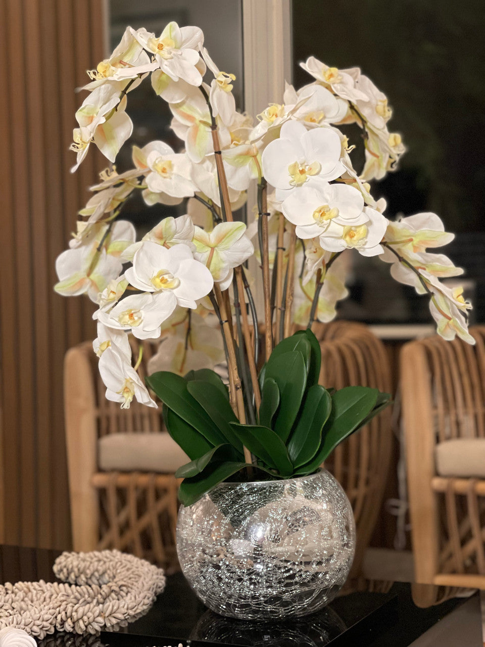 Orchidées dans un vase miroir craquelé
