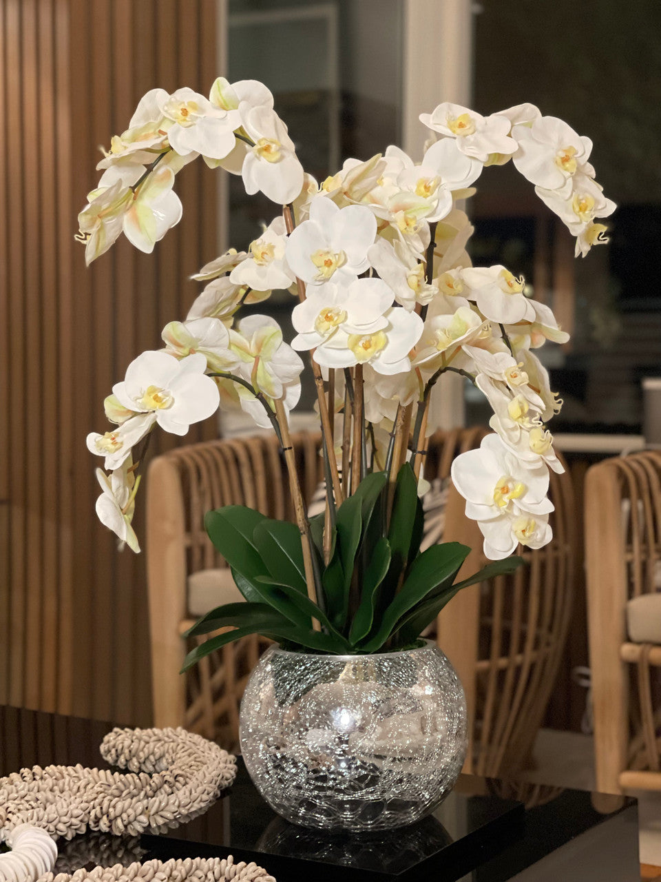Orchidées dans un vase miroir craquelé