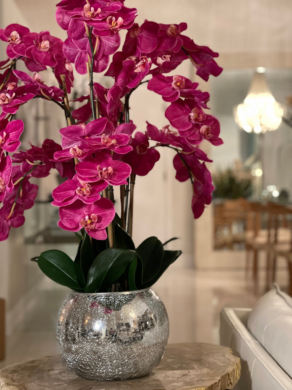 Orchidées dans un vase miroir craquelé