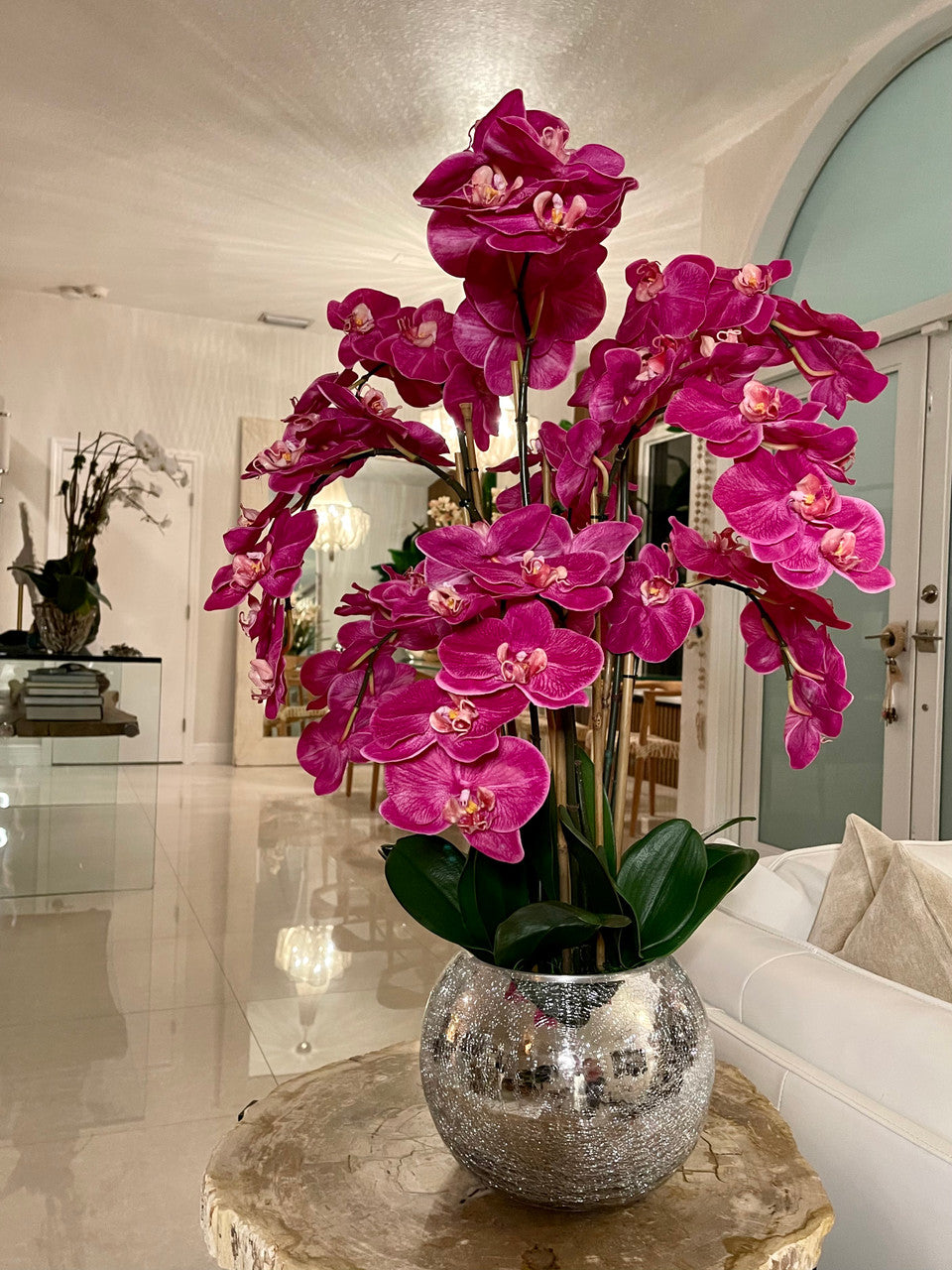 Orchidées dans un vase miroir craquelé