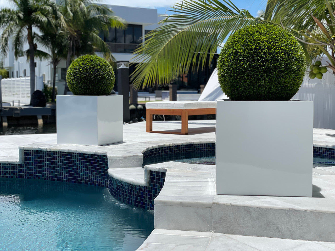 Jardinière en fibre de verre grand bloc avec topiaire de 20 po (1 en stock)