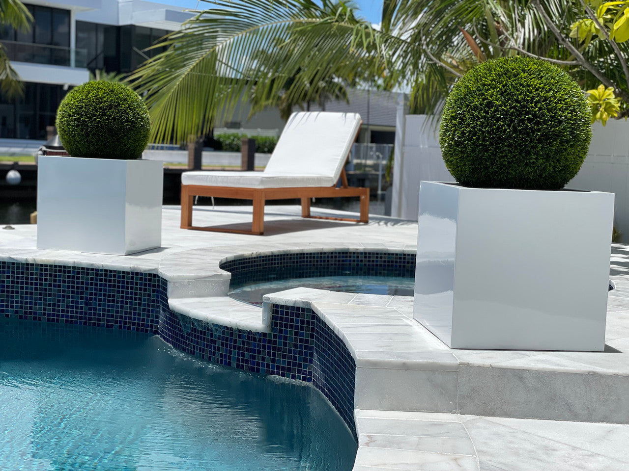 Jardinière en fibre de verre grand bloc avec topiaire de 20 po (1 en stock)
